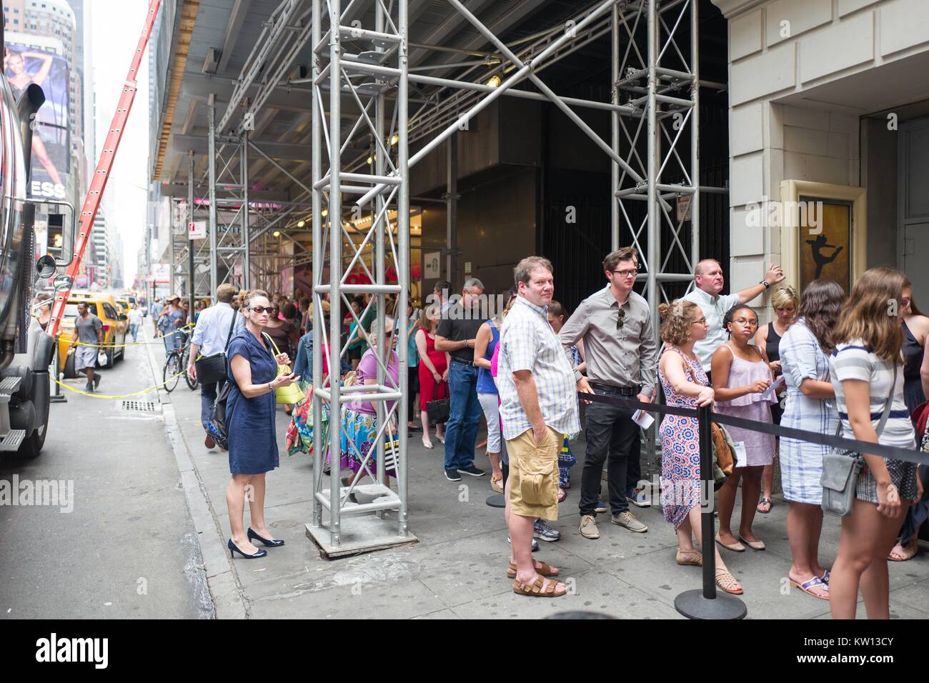 Bevor eine Leistung der Broadway Musical Hamilton zwei Tage vor dem Schöpfer Lin Manuel Miranda's Abfahrt von der Show, die Zeile zum Eingeben der Richard Rodgers Theatre erstreckt sich über einen ganzen Block, New York City, New York, 7. Juli 2016. Stockfoto