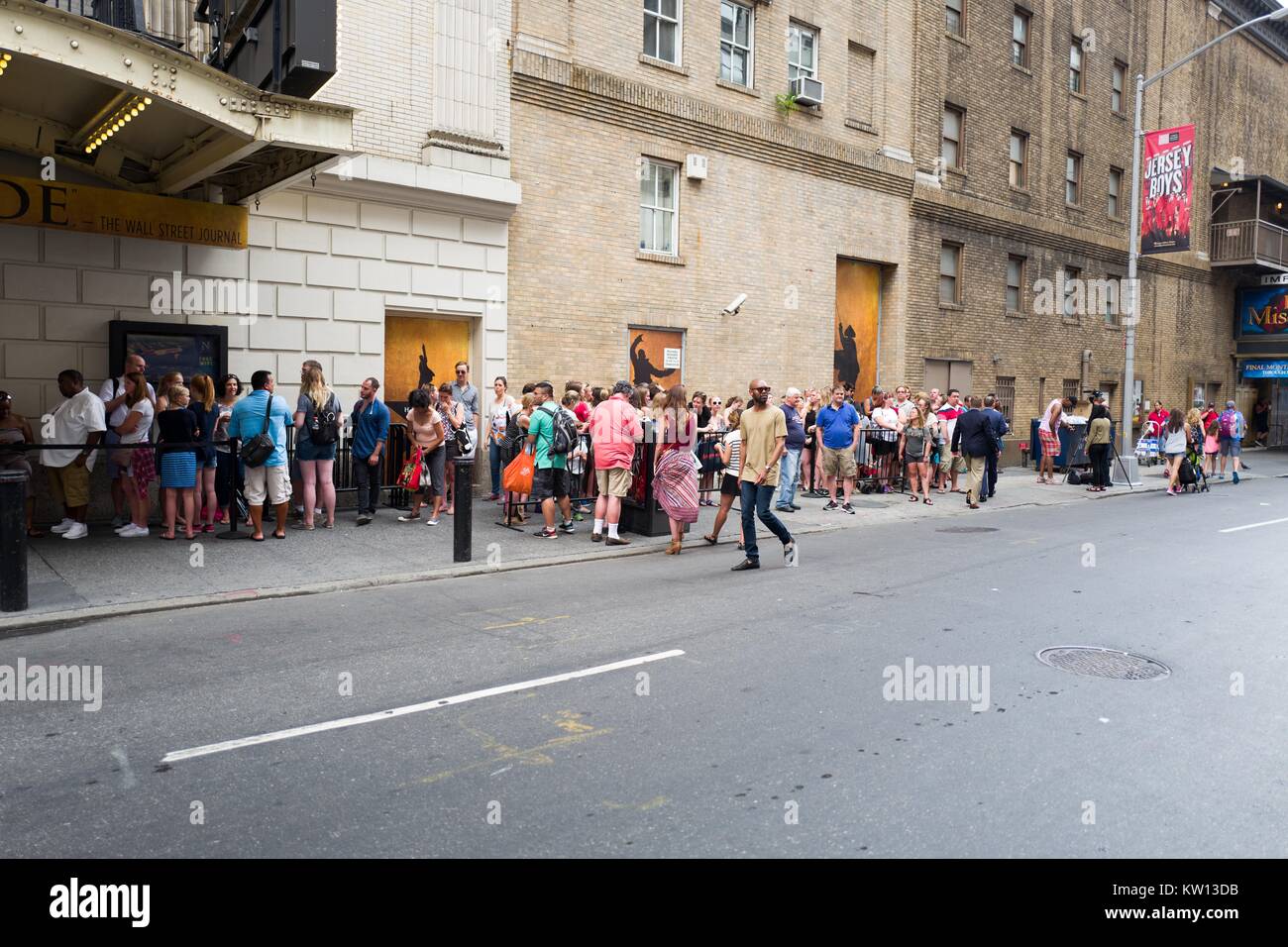 Bevor eine Leistung der Broadway Musical Hamilton zwei Tage vor dem Schöpfer Lin Manuel Miranda aus der show Fans sammeln an der Stage Door und stehen im Einklang mit der Hoffnung, den Kauf einer Stornierung Ticket, New York City, New York, 7. Juli 2016. Stockfoto