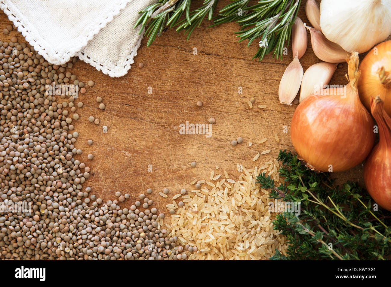 Gesunde Ernährung mit frischem Gemüse, Kräutern und Körnern auf rustikalen Holzmöbeln Hintergrund von oben betrachtet. Stockfoto