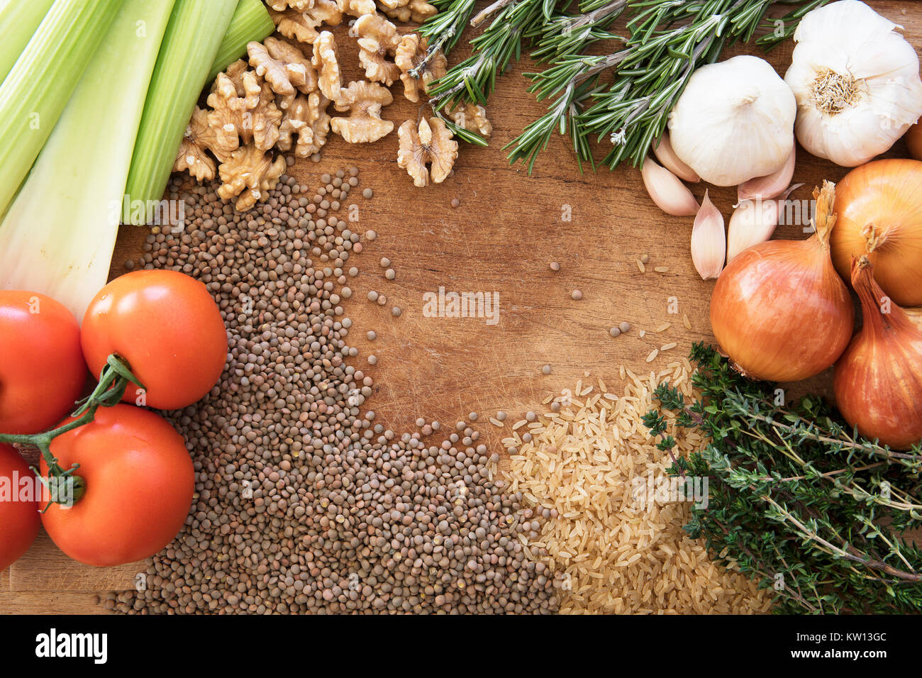 Gesunde Ernährung mit frischem Gemüse, Kräutern und Körnern auf rustikalen Holzmöbeln Hintergrund von oben betrachtet. Stockfoto