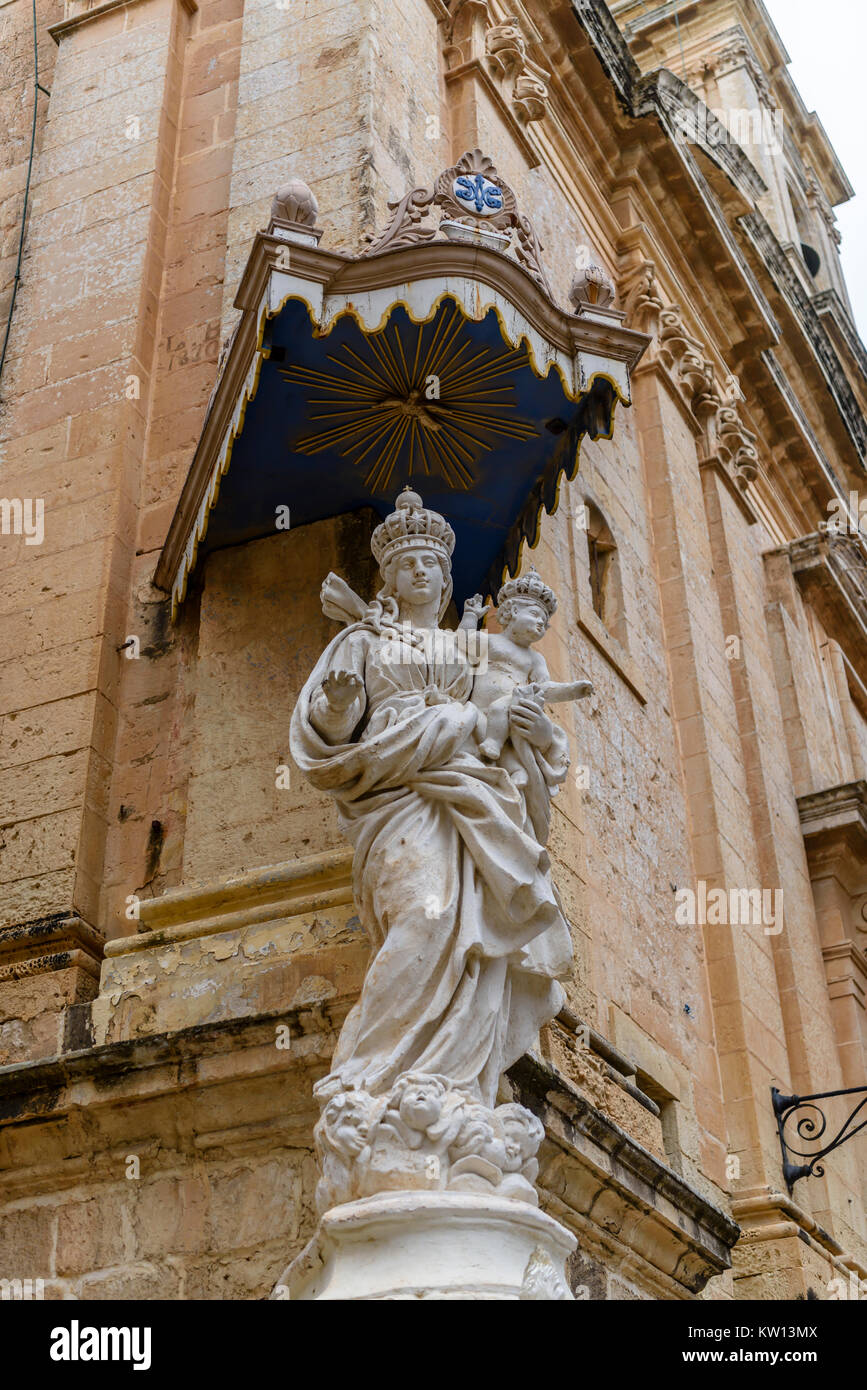 Statue der Jungfrau Maria mit Kind 4 Saint Peter's Benidictine Kapelle, Mdina, Malta. Stockfoto