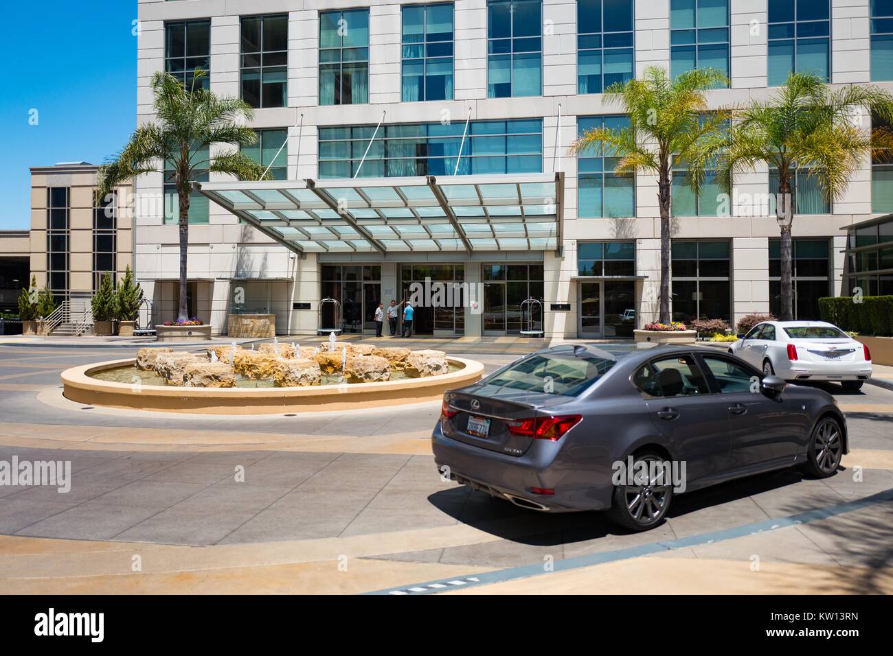 Autos ziehen in den Eingang des Four Seasons Hotel Silicon Valley an einem sonnigen Tag, East Palo Alto, Kalifornien, 2016. Das Hotel ist ein beliebter Standort für Technologie Veranstaltungen der Branche. Stockfoto