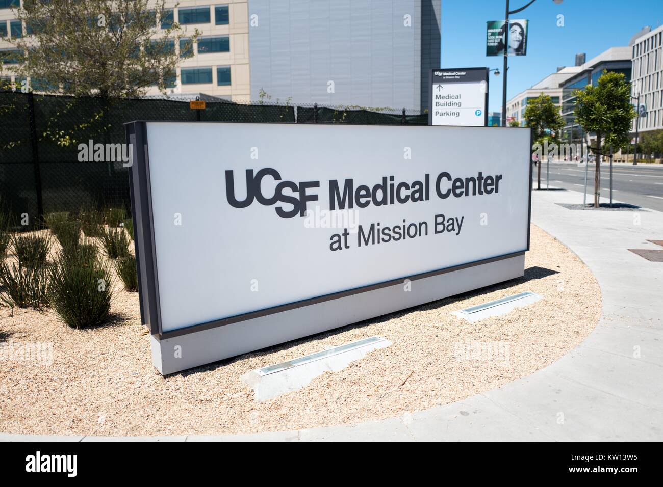 Zeichen für die Universität von Kalifornien in San Francisco (UCSF) Medical Center am Mission Bay, in der Mission Bay in San Francisco, Kalifornien, Juni, 2016. Stockfoto