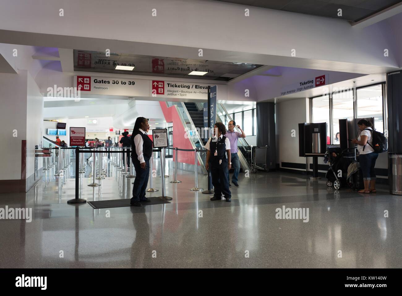 Am Los Angeles International Airport, zwei Sicherheit Mitarbeiter unterhalten, während sie darauf warten, für Passagiere, Tsa Pre-Check und Priorität Sicherheit Linien, Los Angeles, Kalifornien, 2016 eingeben. Stockfoto