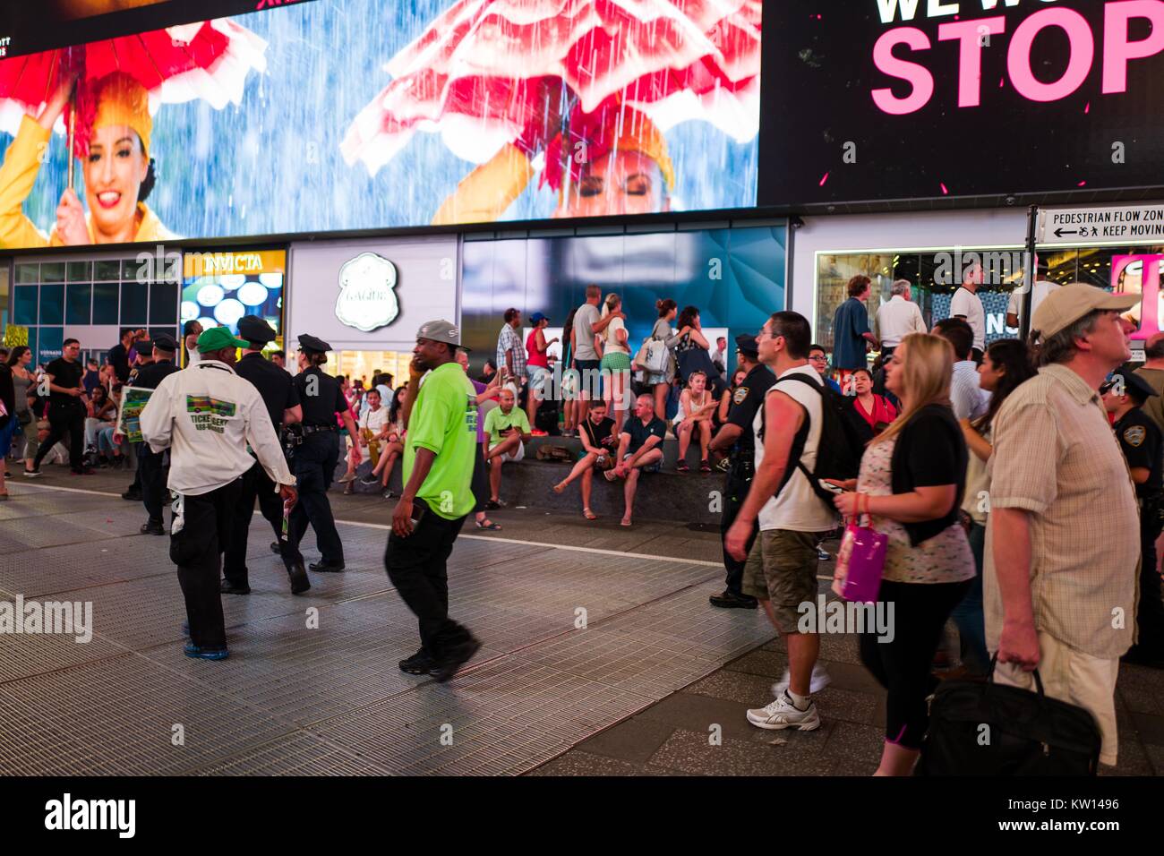 Während ein Schwarzes Leben Angelegenheit Protest in New York City's Times Square nach dem schießenden Todesfälle von Alton Sterling und Philando Kastilien, Aktivisten Spaziergang entlang einer Linie von New York Police Department (NYPD) Bereitschaftspolizei, 2016. Stockfoto