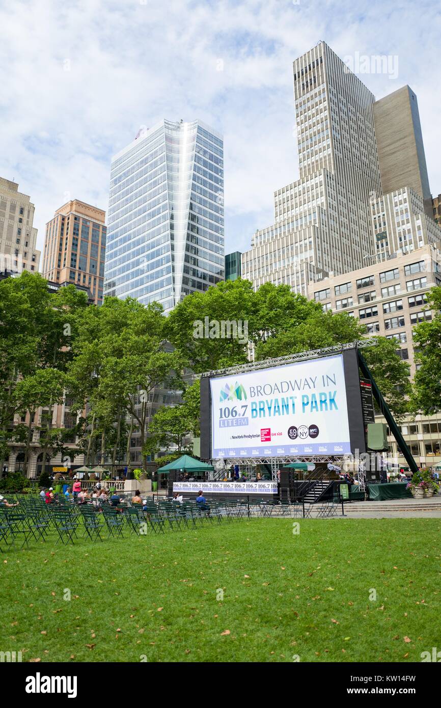 Besucher sammeln, Sitzplätze zu reservieren für den Broadway im Bryant Park, Manhattan, New York City, New York, Juli, 2016. Stockfoto