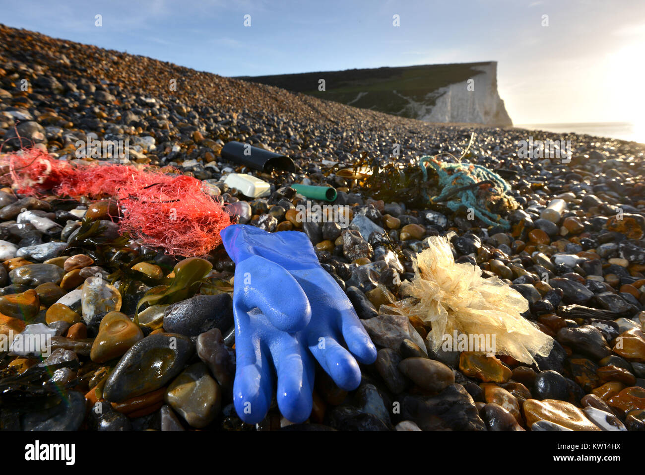 Plastik und Müll an einem Strand in der Nähe der berühmten Sieben Schwestern Kreidefelsen im südlichen England, Cuckmere Haven, East Sussex, UK. Stockfoto
