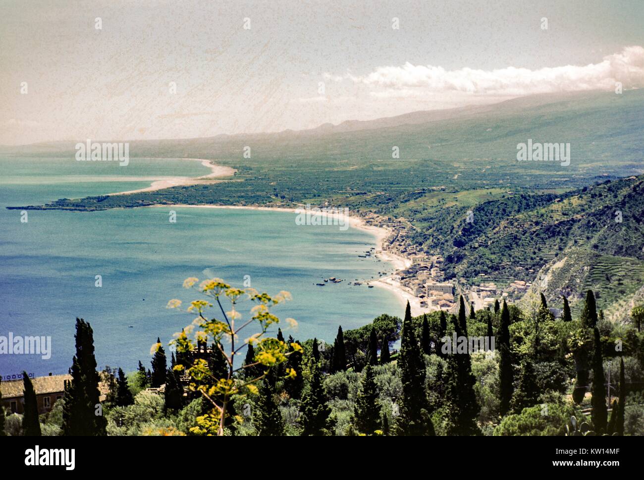 Von einem Hügel entlang der Amalfi-Küste, Italien, 1952 Küste. Stockfoto