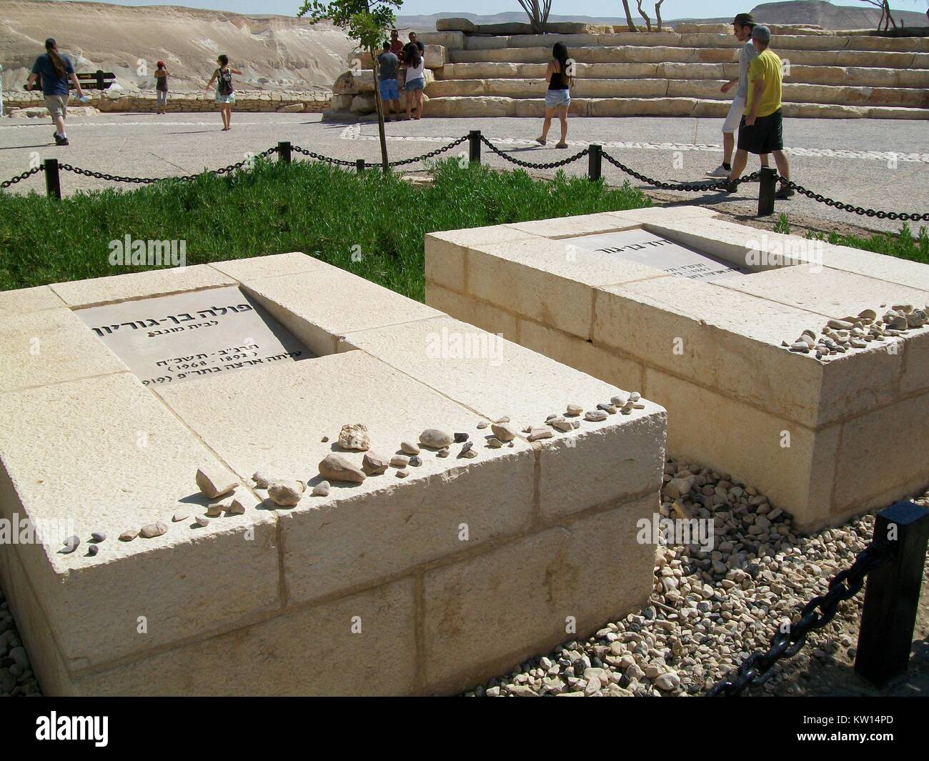 Grab von David Ben Gurion, Gründer des Landes Israel und seine Frau Paula Ben-Gurion, mit Touristen in den Hintergrund, die Wüste Negev, Israel, 2012. Die Besucher haben die jüdische Tradition, kleine Steine auf dem Grab Marker zu Ehren der verstorbenen Person beobachtet. Stockfoto