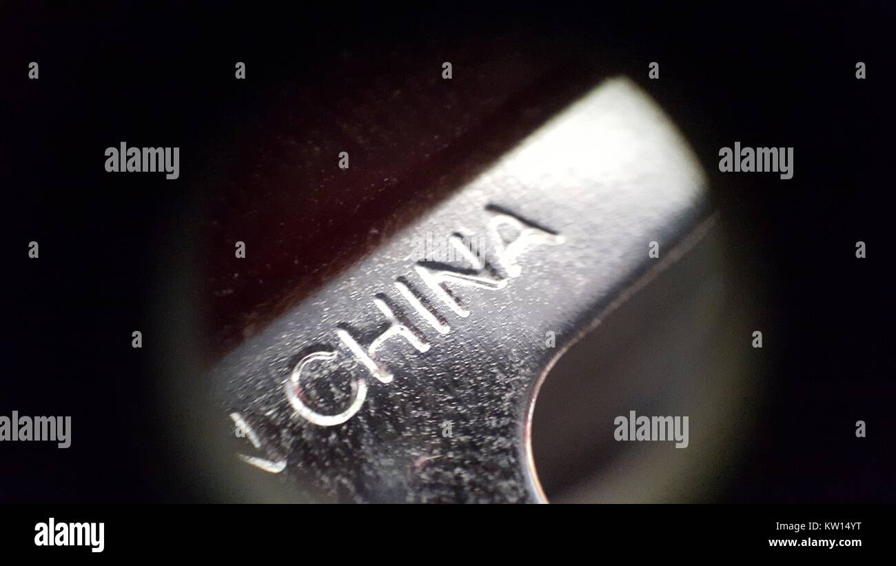 Lichtmikroskopische Aufnahme bei ca. 30 facher Vergrößerung angezeigt das Wort "CHINA" auf dem Metall Komponente eines elektronischen Gerätes, 2016 gestempelt. Stockfoto