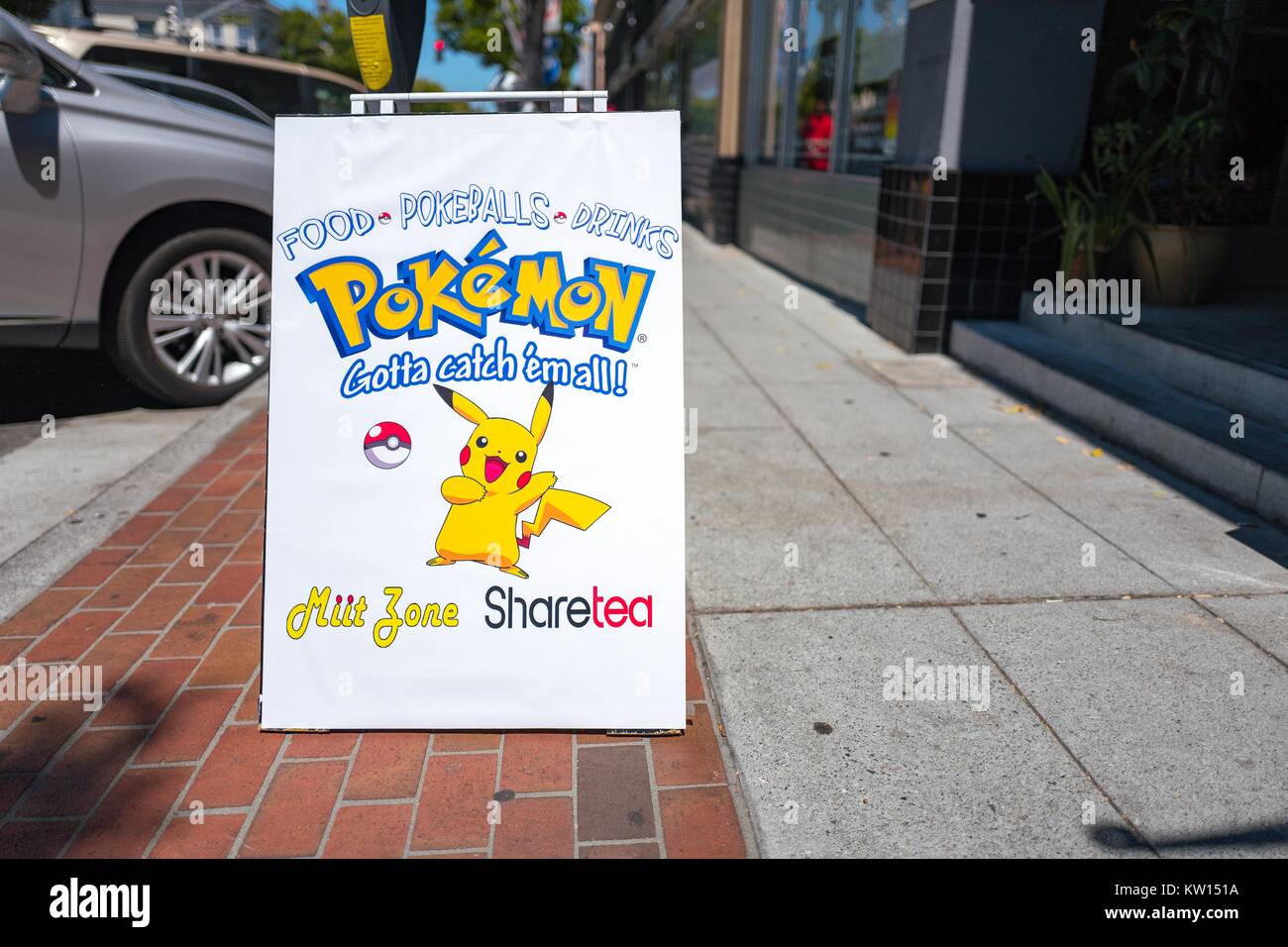 Zeichen außerhalb des boba Kaffee restaurant ShareTea, Werbung das Restaurant zu einem beliebten Ort der Augmented Reality Game Pokemon Gehen zu spielen, im Silicon Valley Stadt San Mateo, Kalifornien, Juli, 2016. Stockfoto