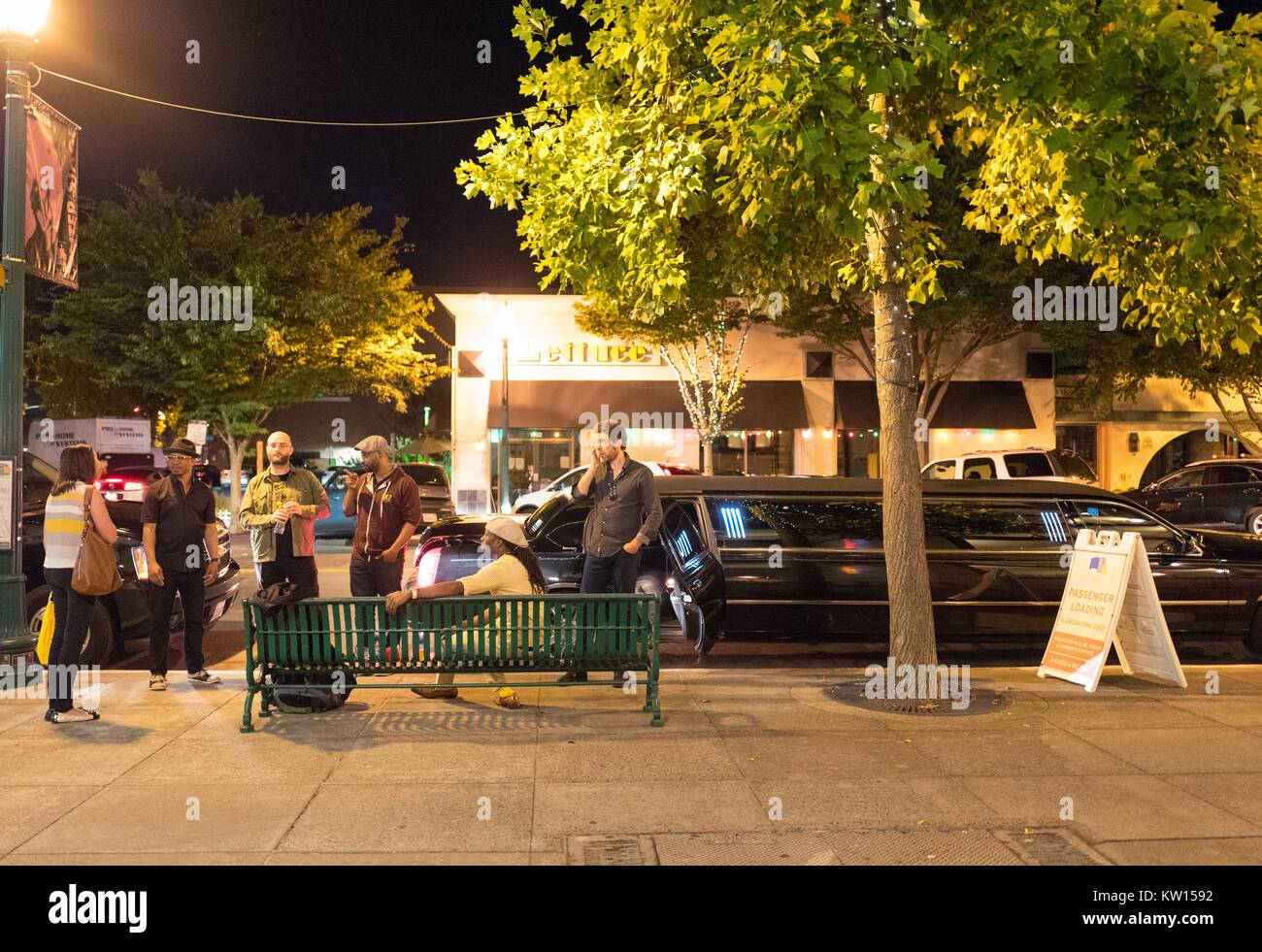 Außerhalb der Lesher Zentrum in Walnut Creek, Kalifornien nach einer Performance von Leslie Odom Jr, die einige Wochen nach dem Schauspieler und Sänger Abfahrt vom Broadway Musical Hamilton, Musiker aus Odom Jr's Band warten mit ihren Limo und reden mit den Fans, Juli, 2016. Stockfoto