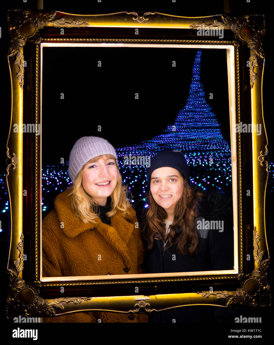 Junge Frauen in Blenheim Palace Light Trail 2017 Stockfoto