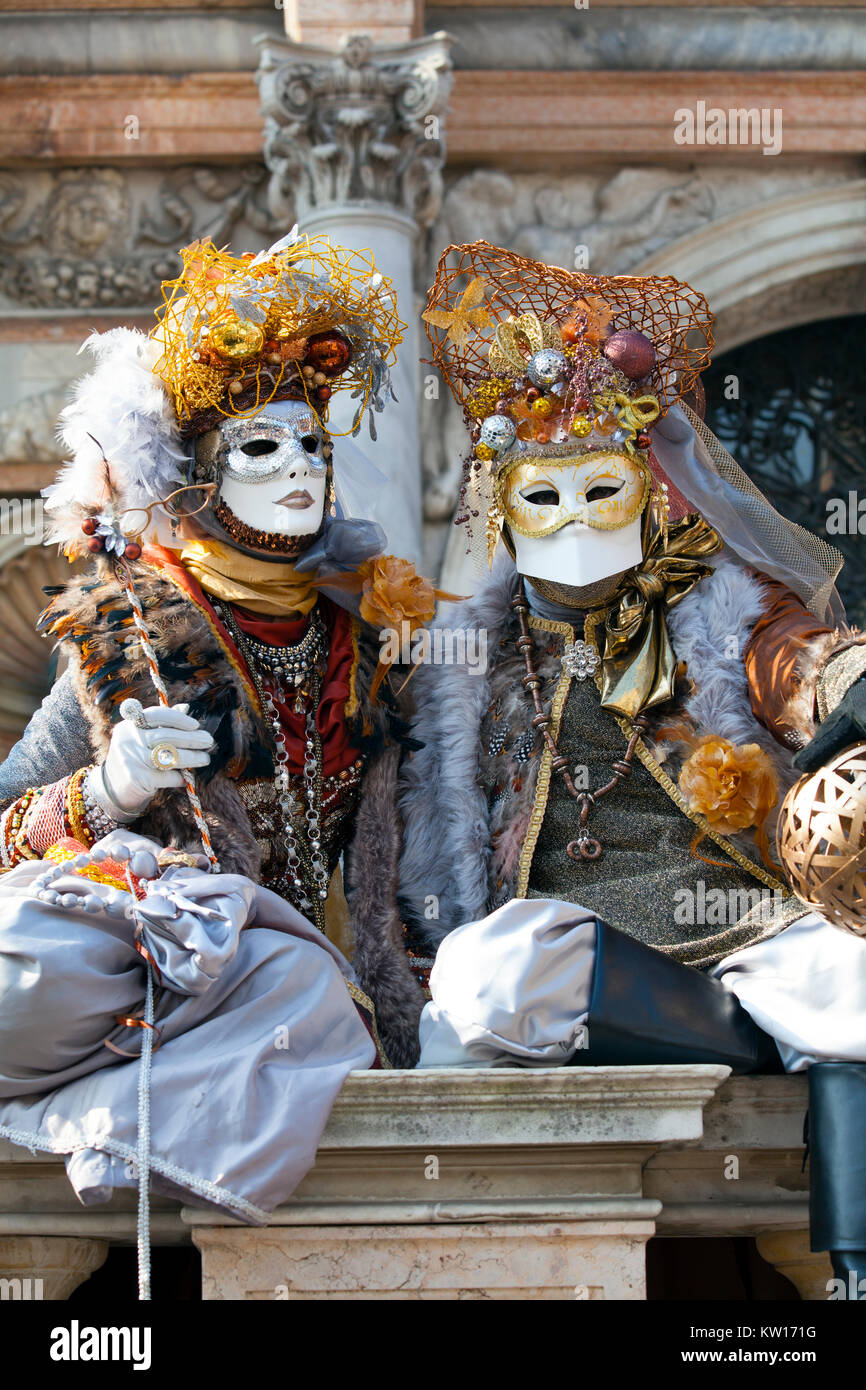 Zwei Personen in braunen und goldenen venezianischen Kostümen und Masken, Karneval von Venedig, Venedig Stockfoto
