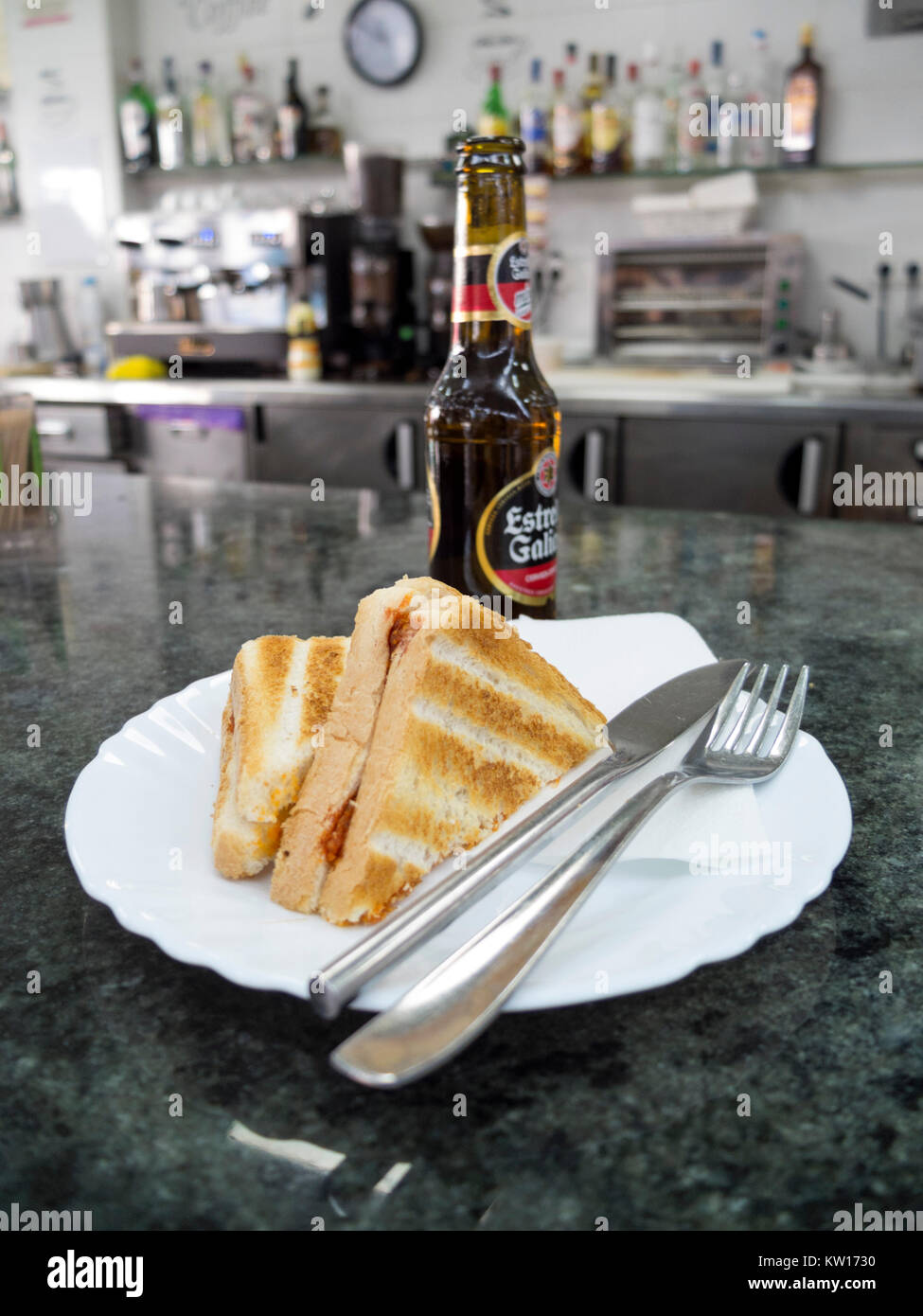Sandwich mit Sobrasada und Flasche Estrella Galicia Bier auf Zähler der ...