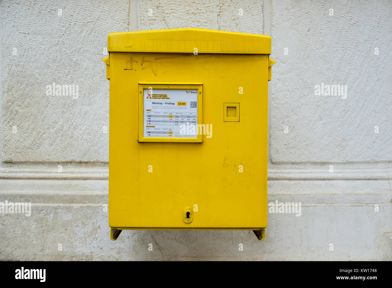 Gelbe Post Box in Wien, Österreich Stockfotografie - Alamy
