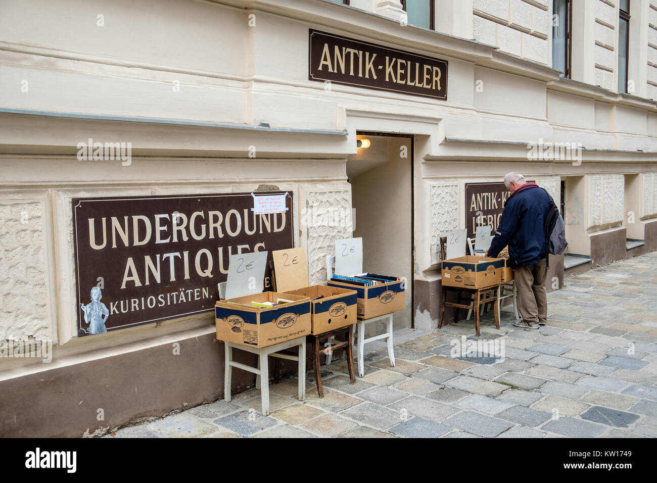 Antik Keller U-Antiquitäten Shop mit Büchern außerhalb in Wien, Österreich Stockfoto