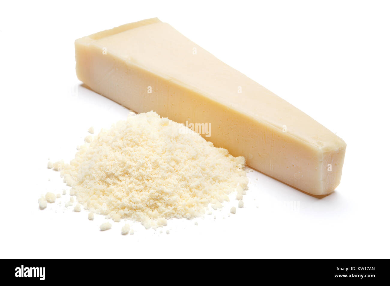 Ein Stück Parmesan und geriebenen Käse auf weißem Hintergrund Stockfoto