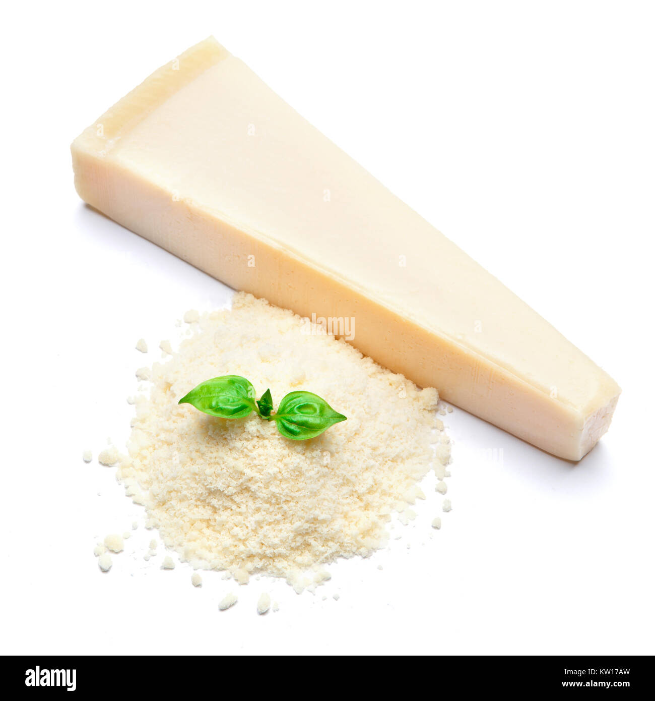 Ein Stück Parmesan und geriebenen Käse auf weißem Hintergrund Stockfoto