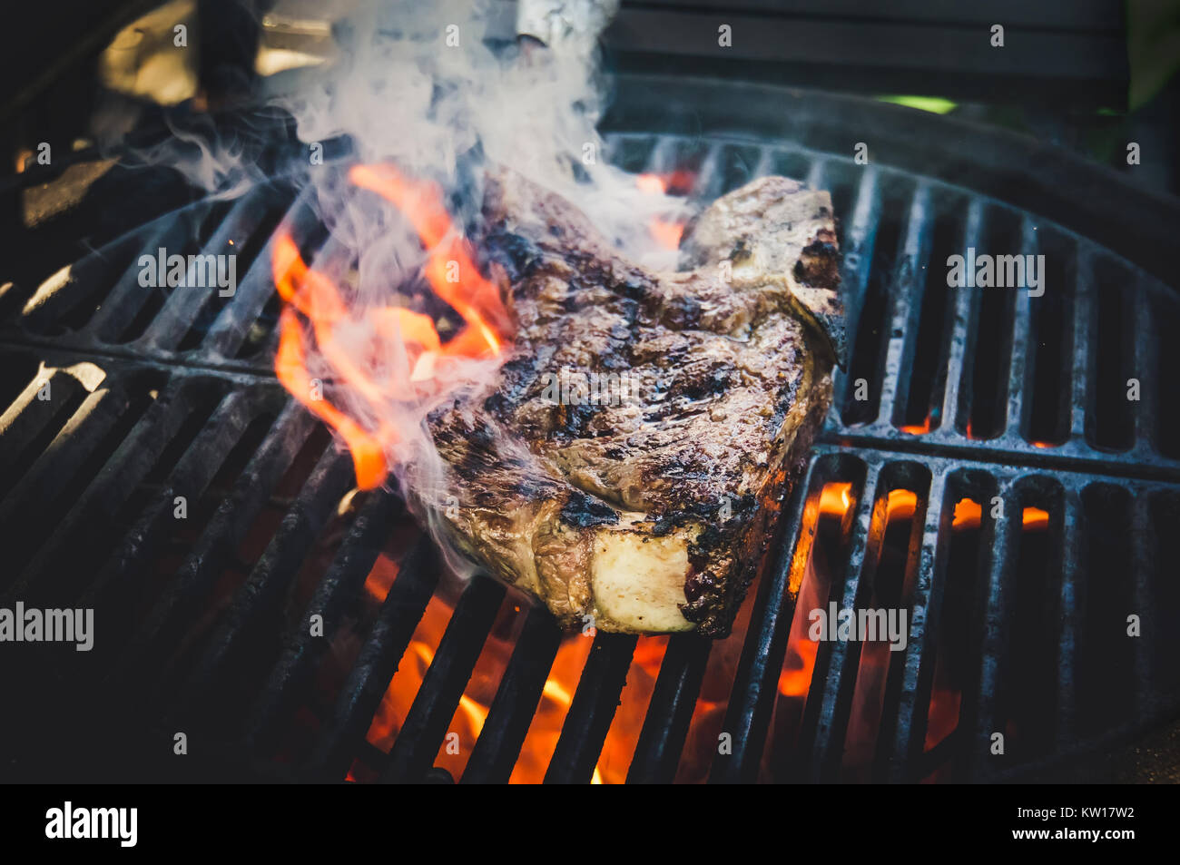 Ein großes Stück Fleisch Marmorierte Rindfleisch in Brand. Grill mit lecker Gegrilltem Fleisch vom Grill Stockfoto