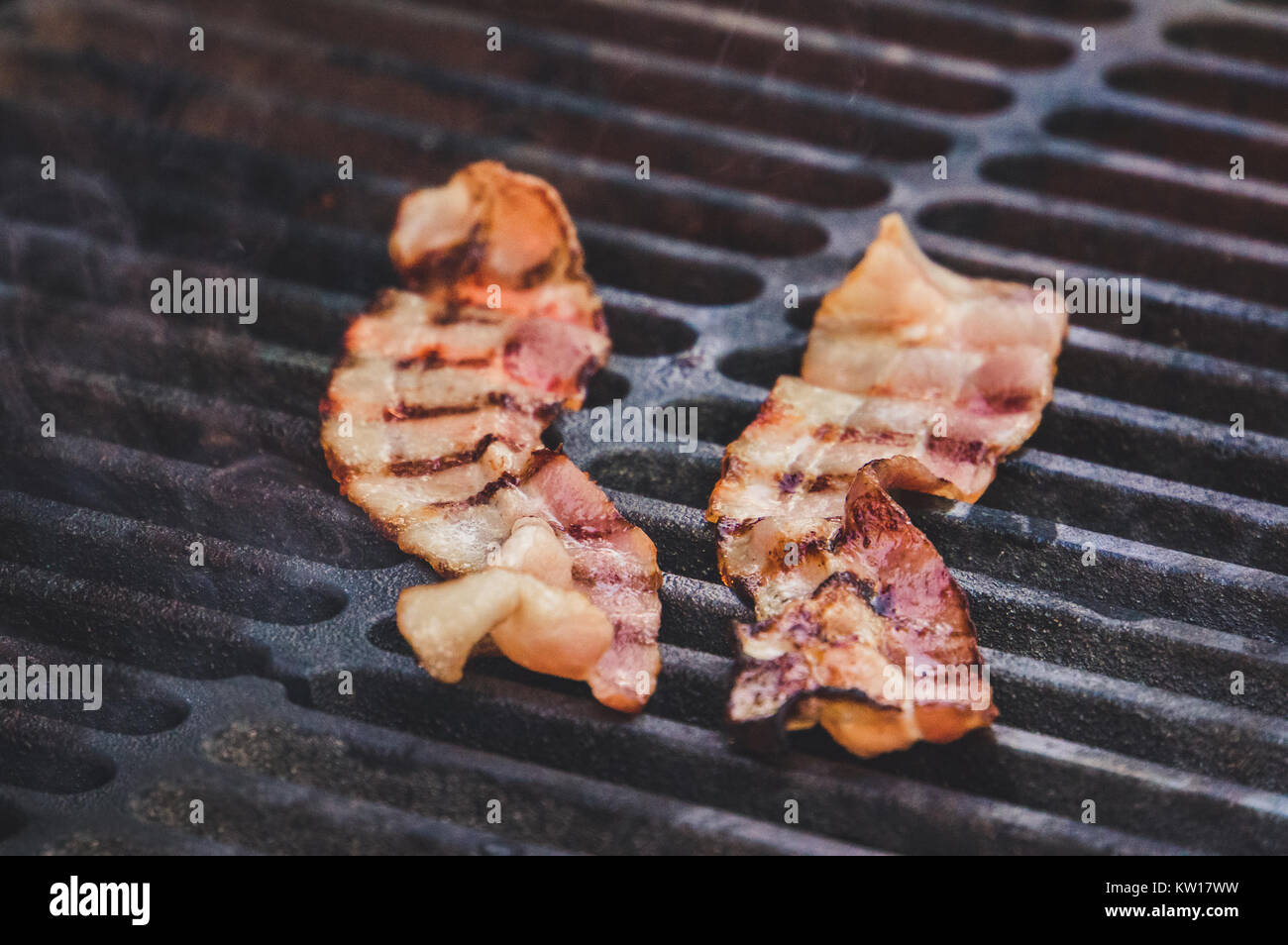 Hickory Smoked Bacon auf dem Grill. Streifen auf die speckscheiben. Die Zutaten für einen echten amerikanischen Burger Stockfoto