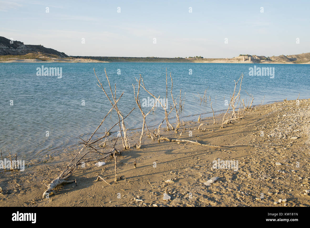 Die Resrvoir de Pedrera in der Region Murcia auf niedrigem Niveau Stockfoto