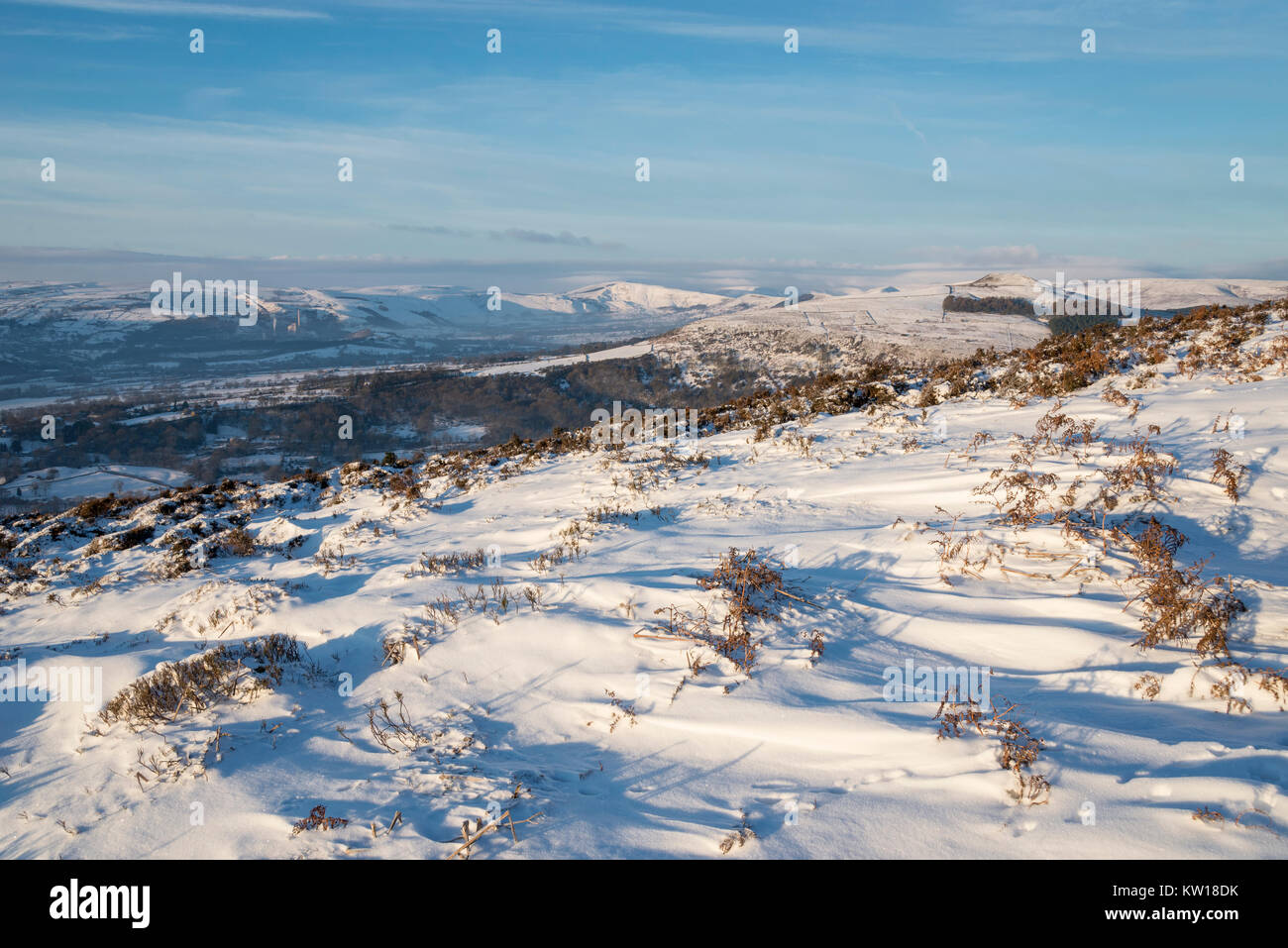 Anzeigen von Win Hill und Mam Tor von Bamford Kante im Peak District National Park an einem kalten Wintermorgen. Derbyshire, England. Stockfoto