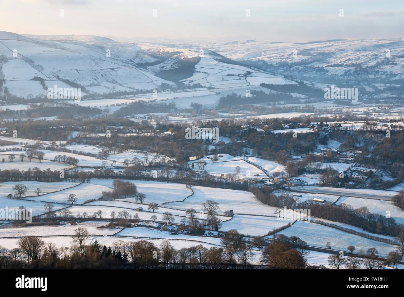 Die englische Landschaft an einem verschneiten Wintermorgen. Bamford, Derbyshire, England. Stockfoto