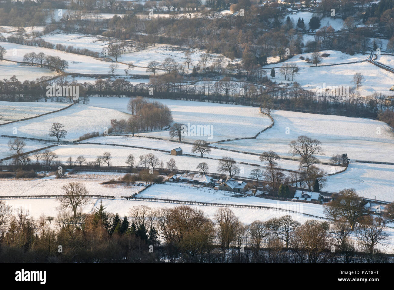 Die englische Landschaft an einem verschneiten Wintermorgen. Bamford, Derbyshire, England. Stockfoto
