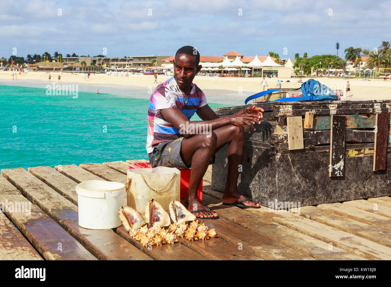 Mann verkaufen frische Muscheln auf Touristen auf dem Pier in Santa Maria, Insel Sal, Salina, Kap Verde, Afrika Stockfoto