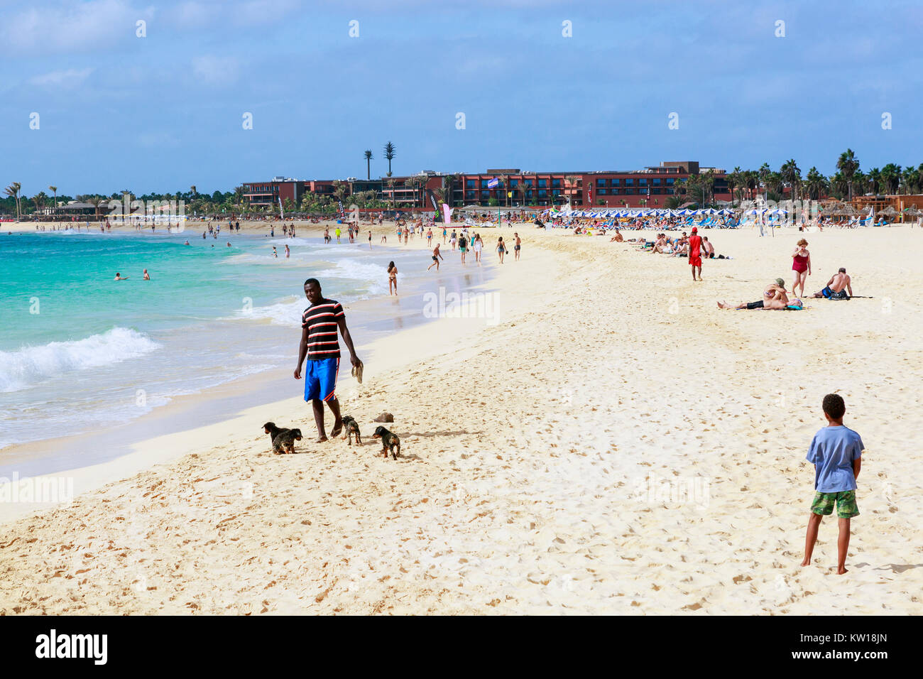 Blick auf den öffentlichen Strand in Santa Maria, Insel Sal, Salina, Kap Verde, Afrika Stockfoto