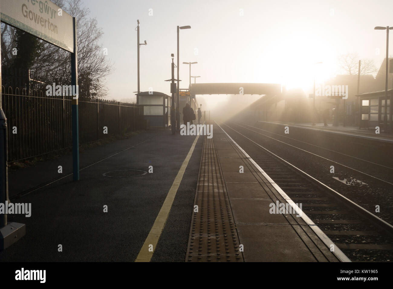Gowerton Bahnhof an einem nebligen Morgen. Stockfoto