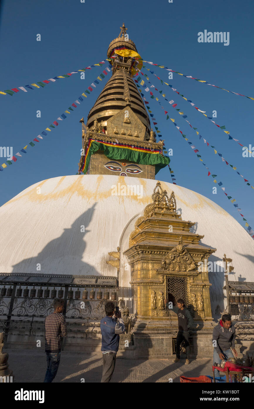 Die Menschen verehren an Swayambhunath Tempel, Kathmandu, Nepal Stockfoto