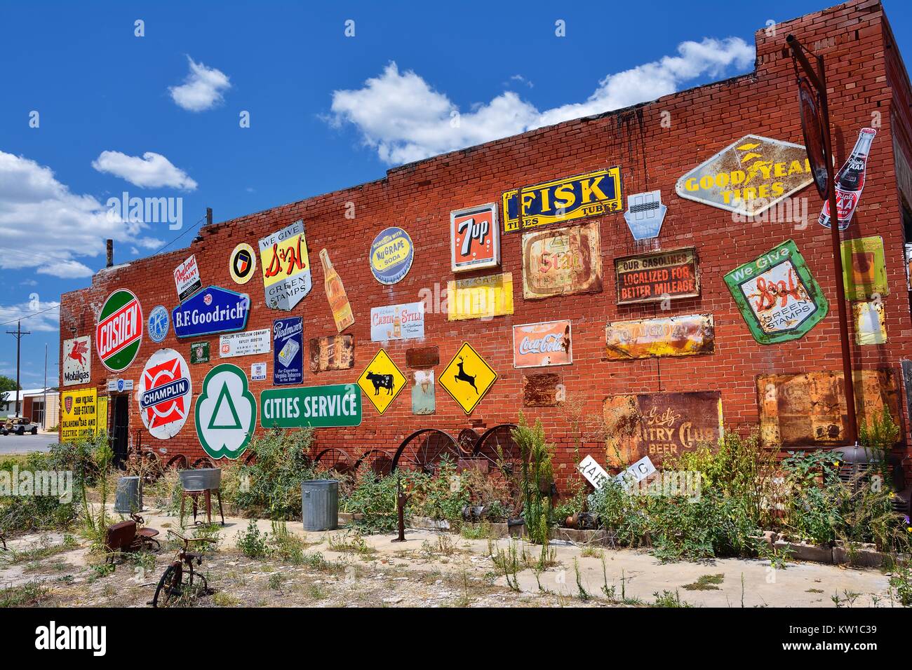 Erick, Oklahoma, USA - 20. Juli 2017: Sandhills Kuriositätenladen in Erick das älteste Gebäude der Stadt Meat Market entfernt. Es ist eine große Sammlung von Stockfoto