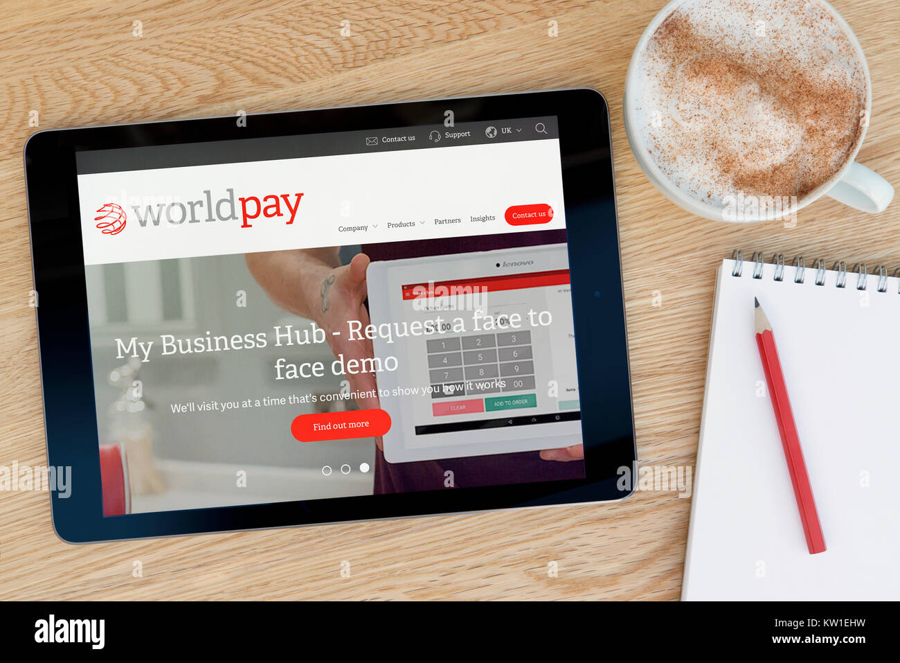 Die Worldpay website Funktionen auf einem iPad Tablet Gerät, das auf einem Tisch liegt neben einem Notizblock und Bleistift und eine Tasse Kaffee (nur redaktionell) Stockfoto