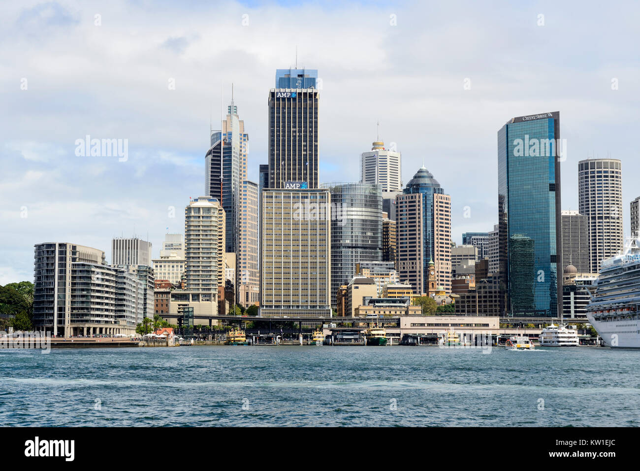 Ansatz zum Fährhafen auf Circular Quay und Hochhäuser in Sydney Central Business District - Sydney, New South Wales, Australien Stockfoto