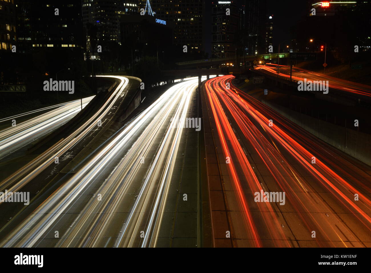 LOS ANGELES - Dezember 24, 2017: Autobahn Verkehr shot mit langen Belichtungszeiten in der Nacht in der Innenstadt von Los Angeles, CA am 24. Dezember 2017 Stockfoto