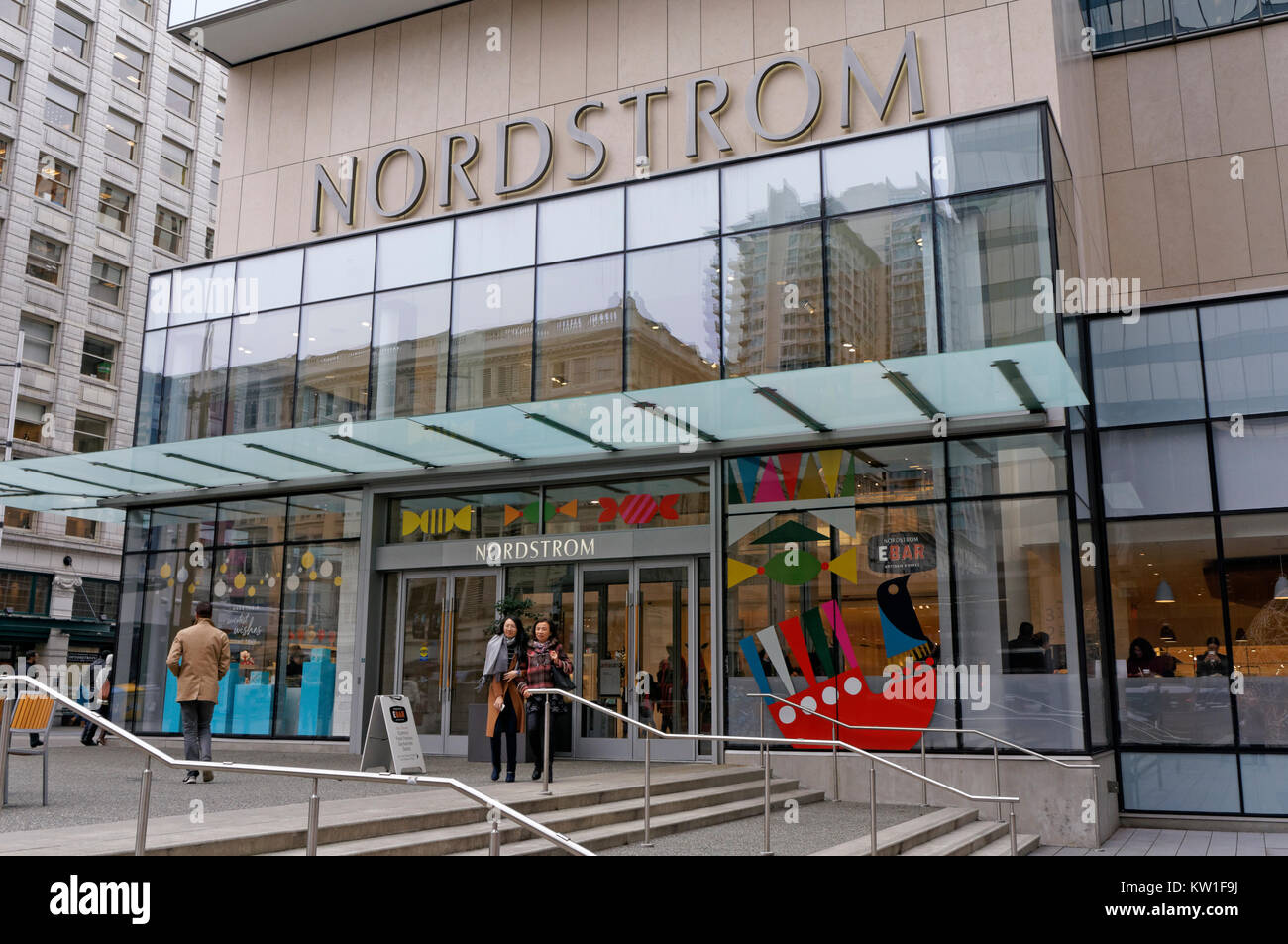 Zwei stilvoll gekleidet Asiatische Frauen vor Nordstrom Warenhaus in der Innenstadt von Vancouver, BC, Kanada Stockfoto