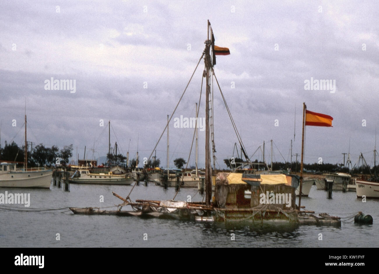 Cairns, Queensland, November 1970: Spaniard Vital Alsar's Floß La Balsa in Ruhe nach dem Segeln von Südamerika nach Australien über dem Pazifischen Ozean in 160 Tagen, am 5. November 1970 in Mooloolaba, Australien Stockfoto