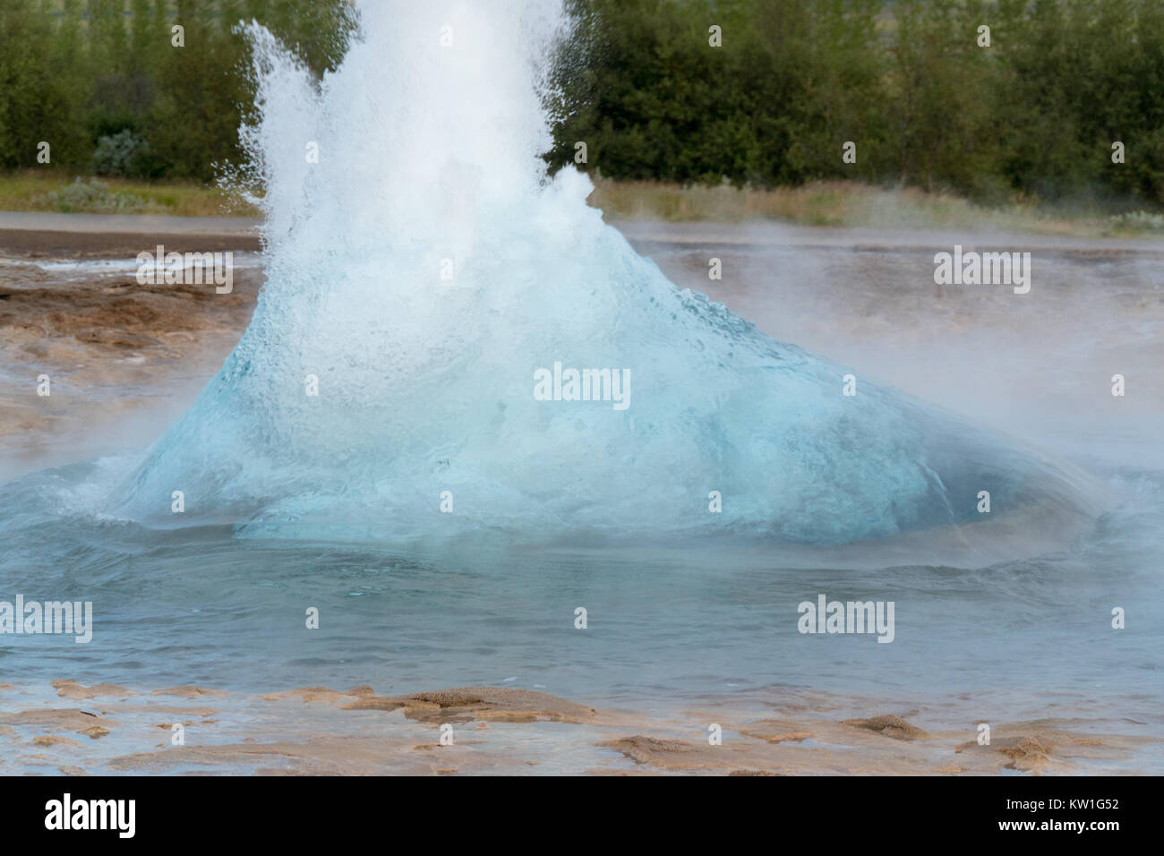 Strokkur, der größte Aktive geysir Islands, dem Augenblick vor einem beeindruckenden Eruption, ohne Touristen warten, Golden Circle. Stockfoto