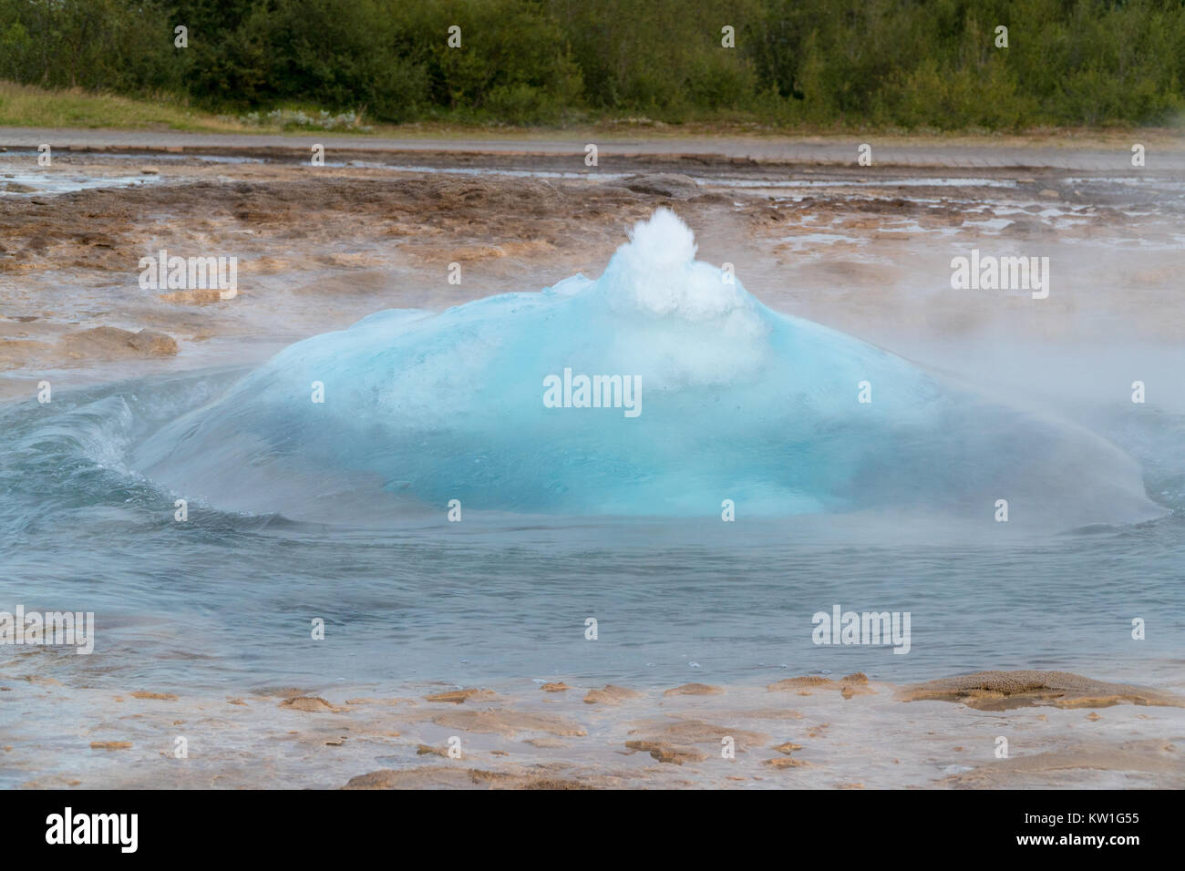 Strokkur, der größte Aktive geysir Islands, dem Augenblick vor einem beeindruckenden Eruption, ohne Touristen warten, Golden Circle. Stockfoto