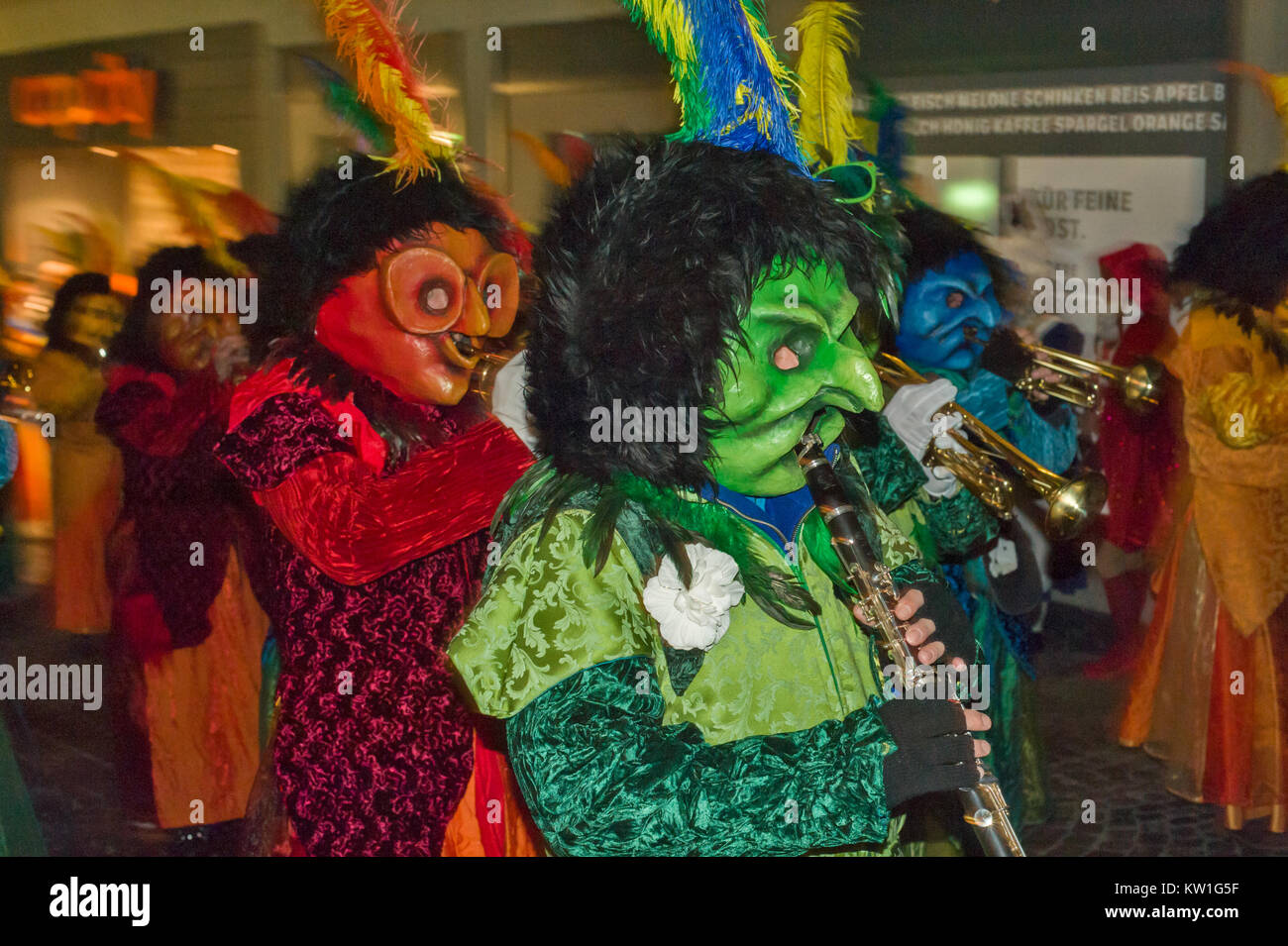 Luzerner Fasnacht Musiker namens Guggenmusigen ihre Instrumente Schlag in freudiger Kakophonie und Tausende von bizarr Stockfoto