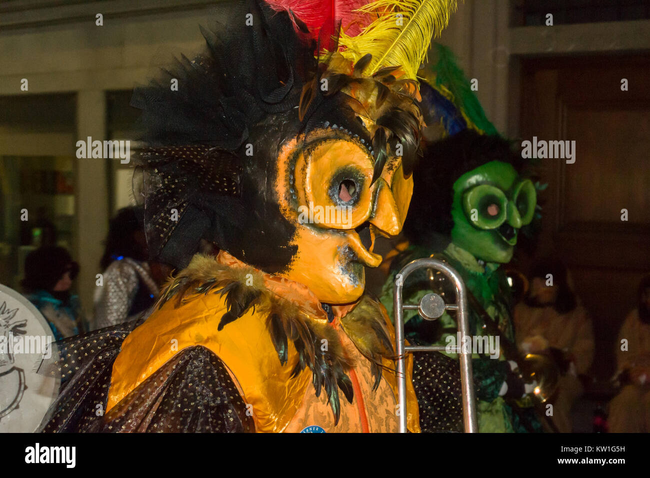 Luzern, Schweiz - 12. Februar 2015: Karneval Musiker namens Guggenmusigen ihre Instrumente Schlag in freudiger Kakophonie und Tausende von bizarr Stockfoto