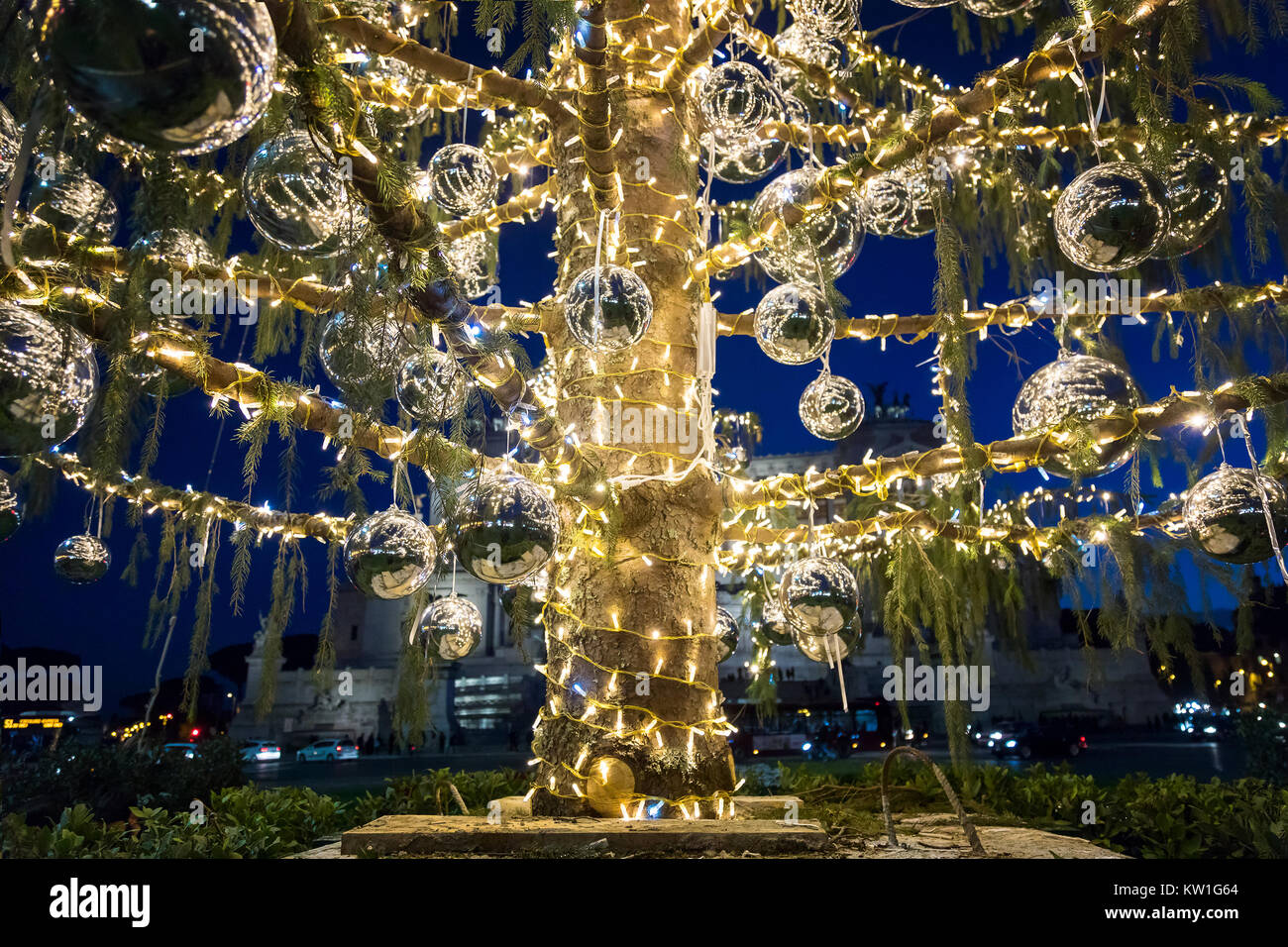 Rom, Italien, 19. Dezember 2017: die Piazza Venezia und das Denkmal für Vittorio Emanuele II, mit geschmückten und beleuchteten Weihnachtsbaum. Stockfoto