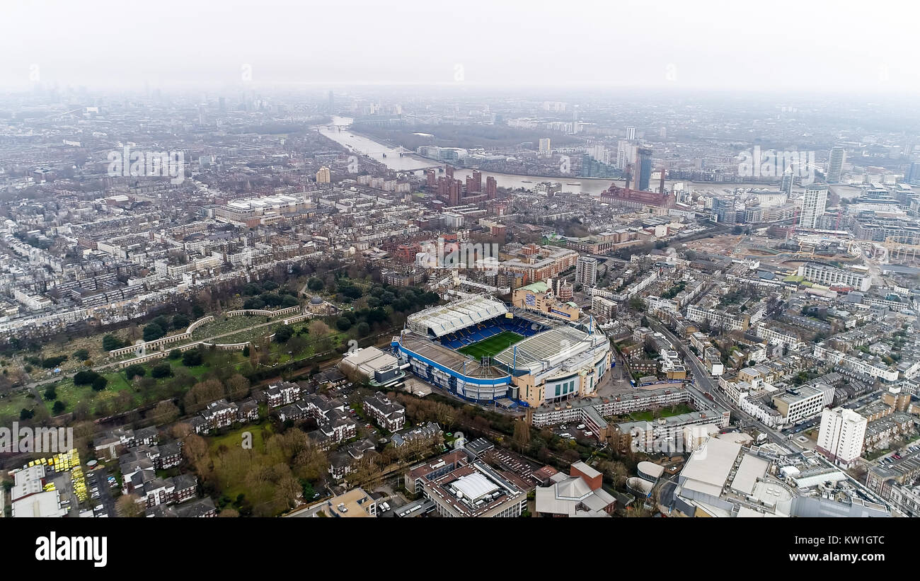 Stamford Bridge Home Ground Stadium des Chelsea Football Club' The Blues' Aerial Helicopter View Iconic berühmten modernen Fußball-Arena in Fulham, England Stockfoto
