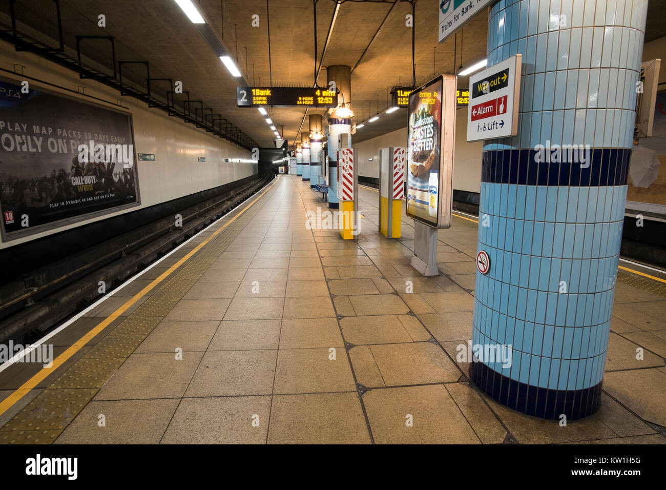 Ansicht der Plattform an Island Gardens Station an der Docklands Light Railway/DLR Stockfoto