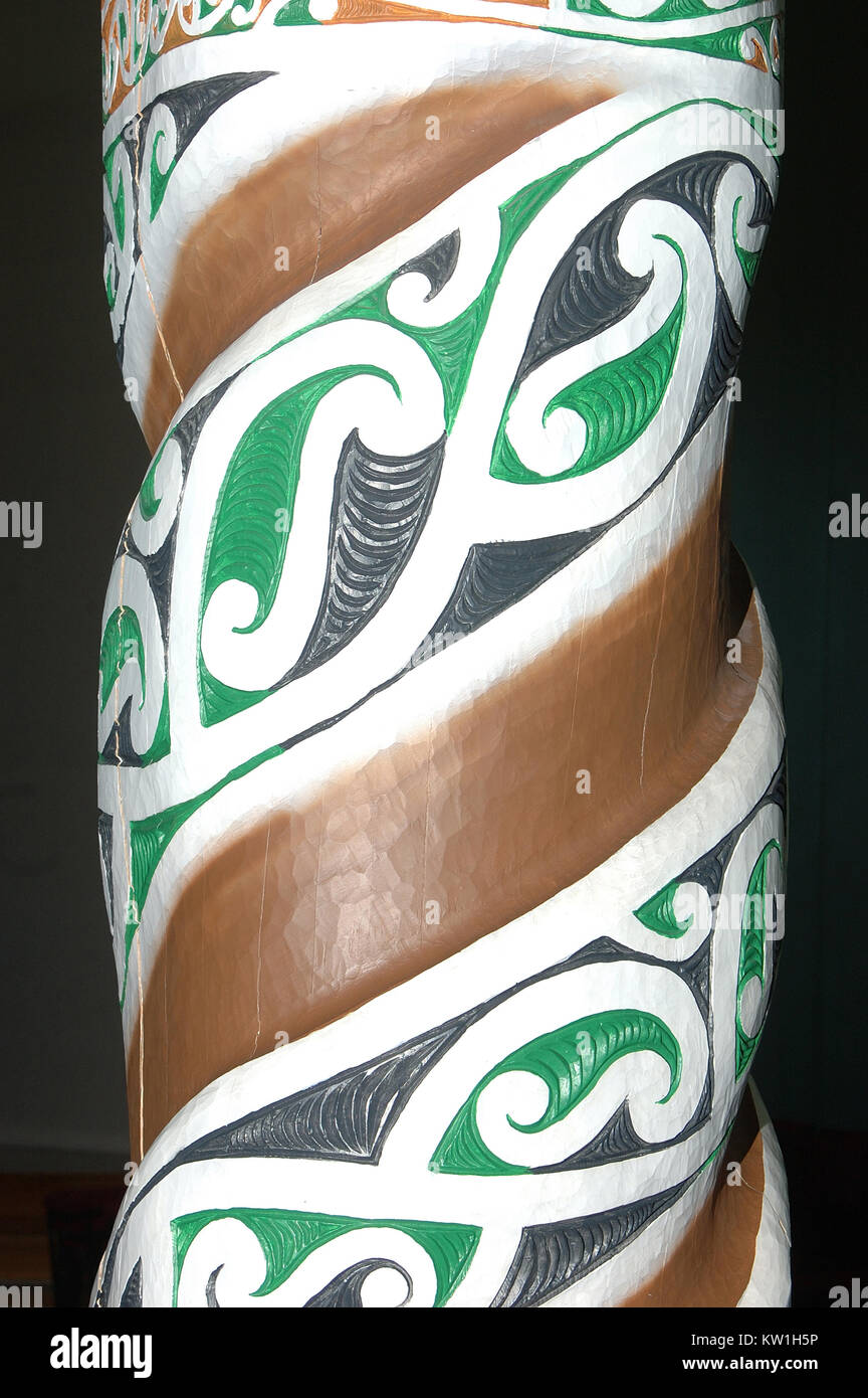 Geschnitzte Spalte mit Maori Dekorationen, Christchurch, Canterbury, Neuseeland. Stockfoto