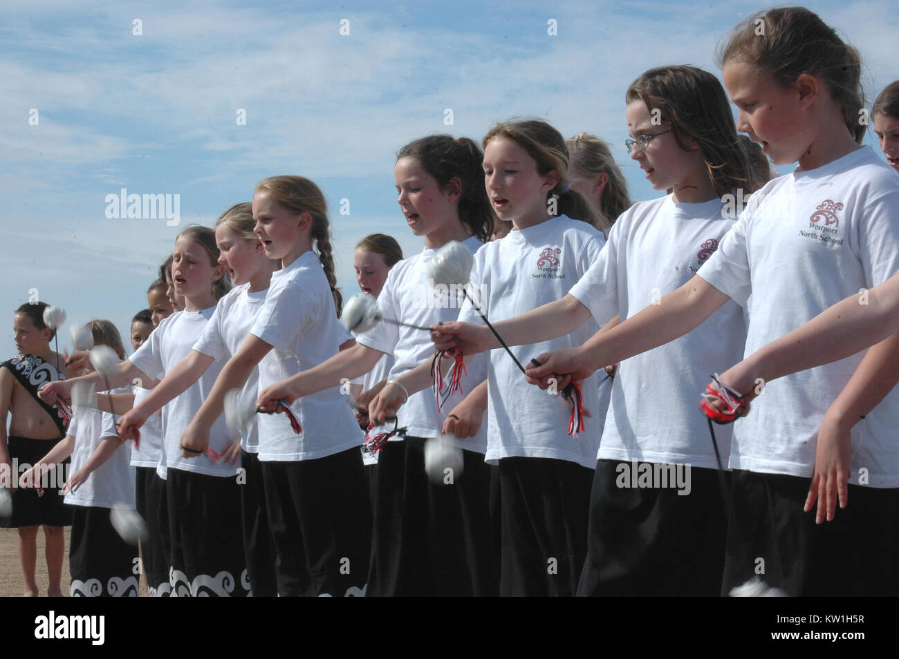 Schule führen Kinder traditionellen Maori poi-dance, Neuseeland Stockfoto