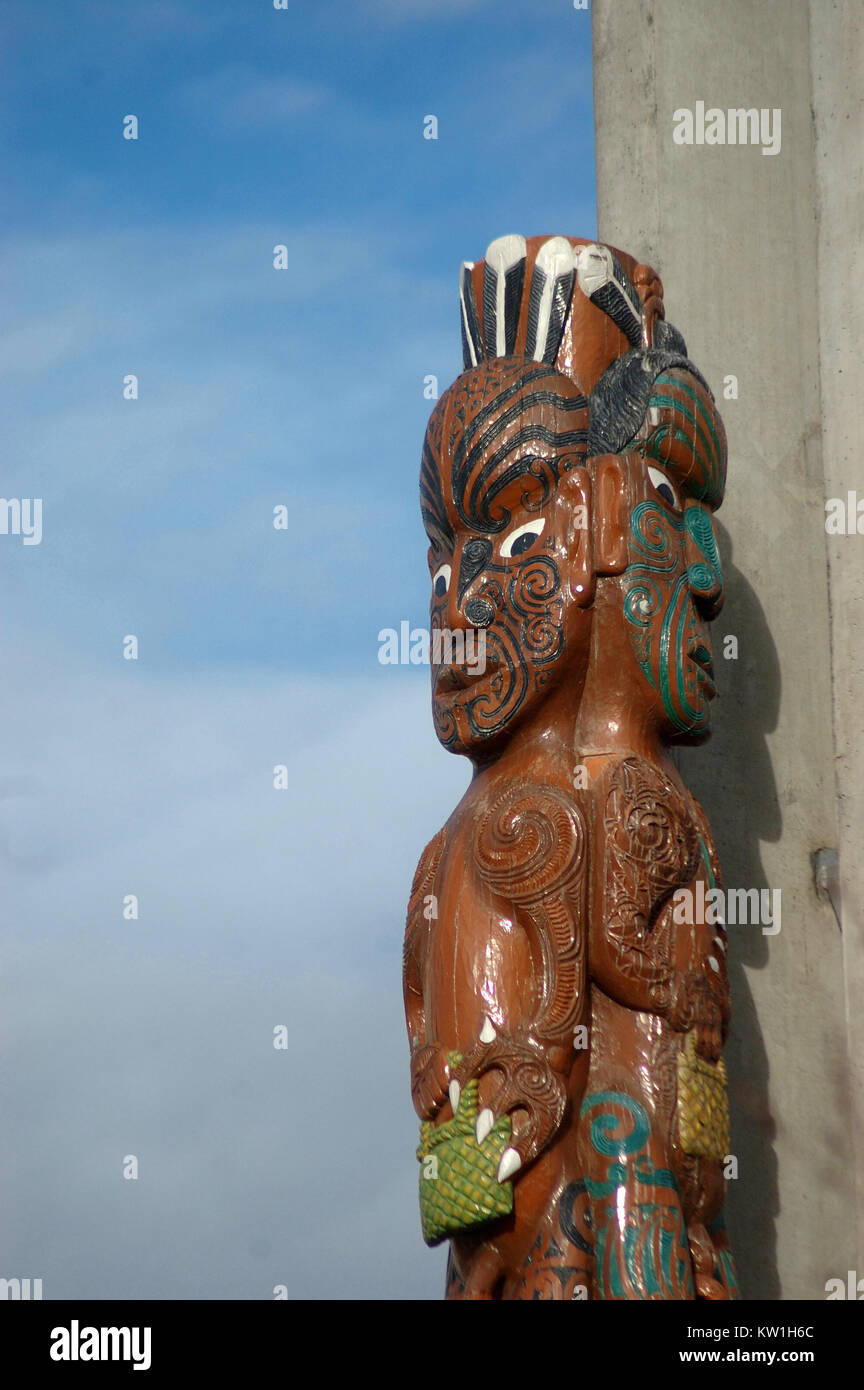 Geschnitzte Spalte mit Maori Warriors, Christchurch, Canterbury, Neuseeland. Stockfoto