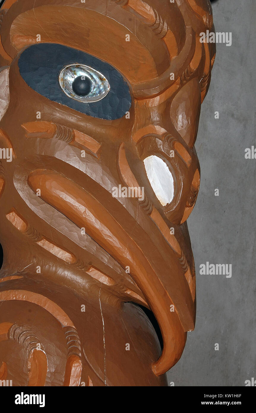 Detail der geschnitzten Spalte mit Maori Dekorationen, Christchurch, Canterbury, Neuseeland. Stockfoto